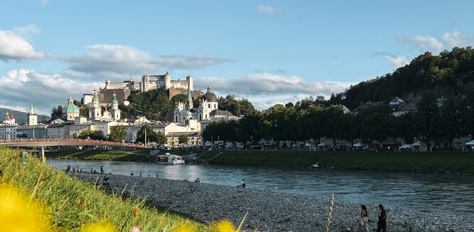 View of Salzburg's old town from the banks of the river Salzach | © Tourismus Salzburg / B. Brunauer