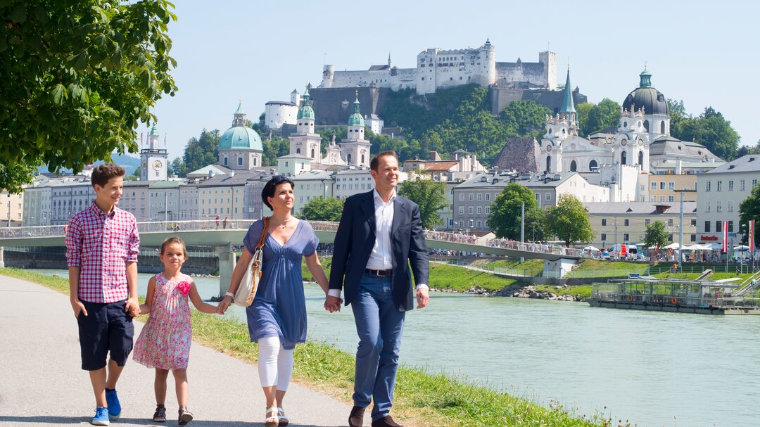 Walking at the Salzach | © Tourismus Salzburg