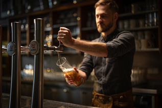 Serving beer at the Stiegl Brauwelt | © Stiegl/Lösch