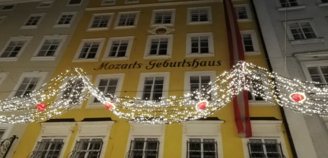 Mozarts Geburtshaus im Advent | © ISM