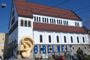 Elisabethkirche in Salzburg / ear at the entrance | © Bibelwelt