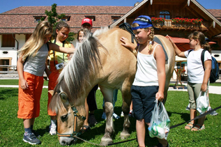 children with horse | © Gut Aiderbichl