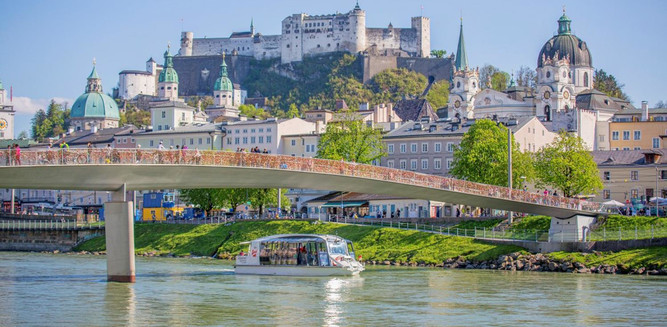 Salzburg city boat ride under Markatsteg | © Salzburg Stadt Schiff-Fahrt GmbH & Co KG