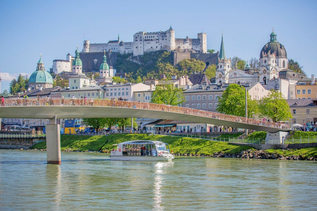 Amadeus Speedboat underneath Marko-Feingold-Steg | © Salzburg Stadt Schiff-Fahrt