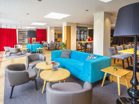 lounge-mit-couch-jufa-hotel-salzburg-1440x1079_cro
