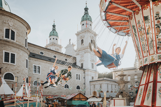 Historic chain carousel at the Salzburg Rupertikirtag | © Niko Zuparic